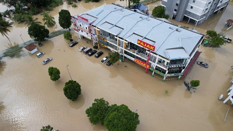 Suasana banjir di Malaysia. (via REUTERS/iainaazhr (TikTok)/Aina Syafiqa)