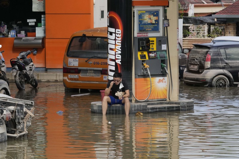 Suasana banjir di Malaysia. (via REUTERS/iainaazhr (TikTok)/Aina Syafiqa) Suasana banjir di Malaysia. (via REUTERS/iainaazhr (TikTok)/Aina Syafiqa)