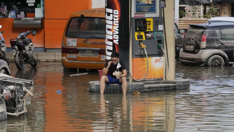Suasana banjir di Malaysia. (via REUTERS/iainaazhr (TikTok)/Aina Syafiqa)