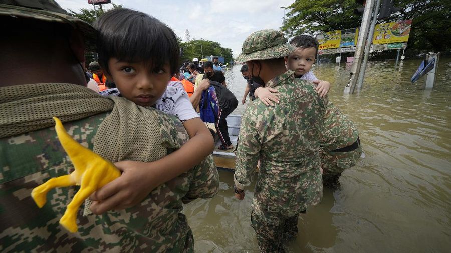Suasana banjir di Malaysia. (via REUTERS/iainaazhr (TikTok)/Aina Syafiqa)