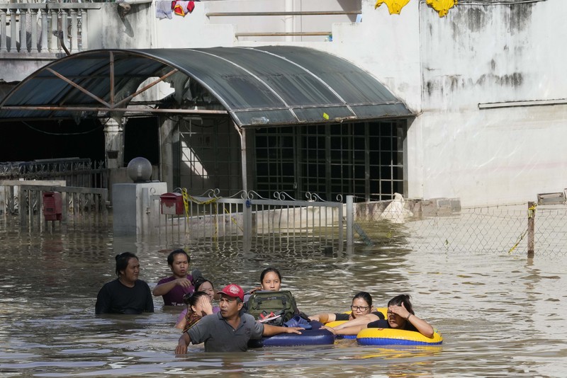 Suasana banjir di Malaysia. (via REUTERS/iainaazhr (TikTok)/Aina Syafiqa) Suasana banjir di Malaysia. (via REUTERS/iainaazhr (TikTok)/Aina Syafiqa)