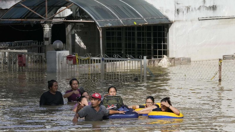 Suasana banjir di Malaysia. (via REUTERS/iainaazhr (TikTok)/Aina Syafiqa)