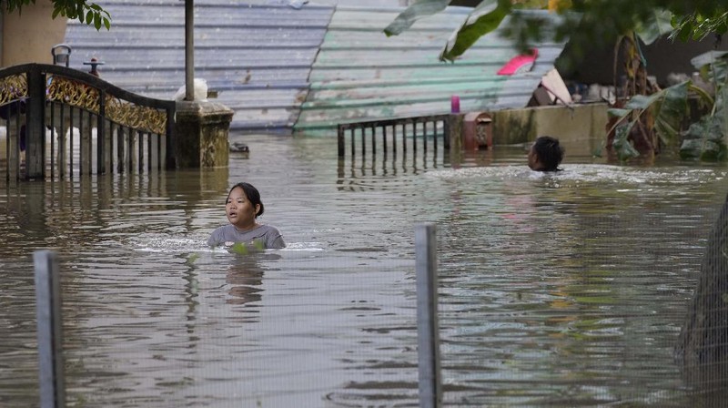 Suasana banjir di Malaysia. (via REUTERS/iainaazhr (TikTok)/Aina Syafiqa)