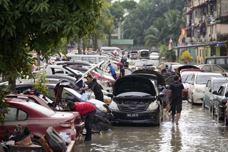 Suasana banjir di Malaysia. (via REUTERS/iainaazhr (TikTok)/Aina Syafiqa) Suasana banjir di Malaysia. (via REUTERS/iainaazhr (TikTok)/Aina Syafiqa)