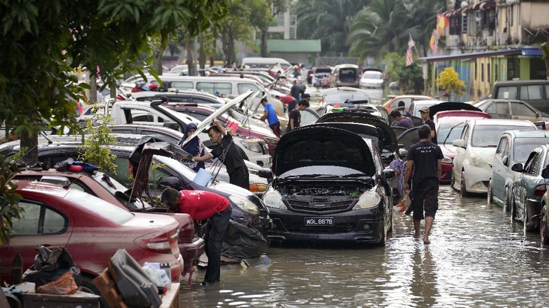 Suasana banjir di Malaysia. (via REUTERS/iainaazhr (TikTok)/Aina Syafiqa)