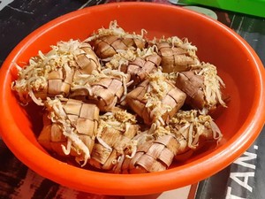 Punya Nama Aneh, Ketupat Jembut Diperebutkan Saat Syawalan