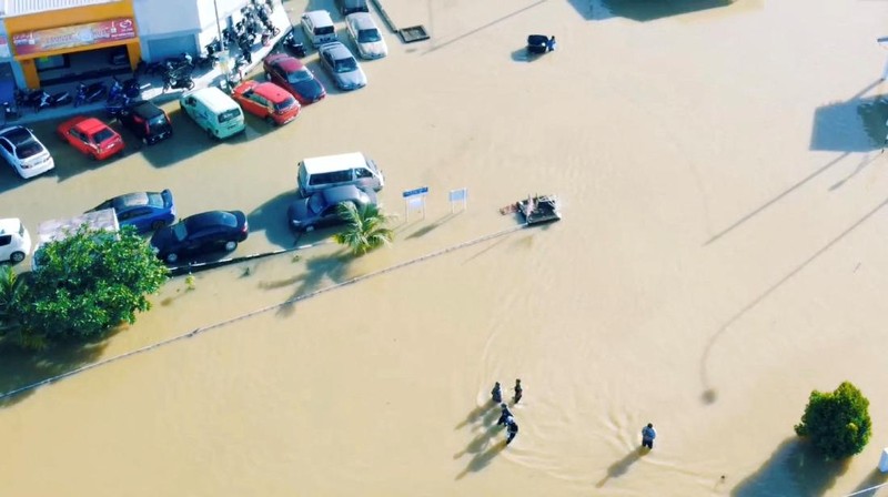 Aerial view shows vehicles submerged in flood waters at Shah Alam's Taman Sri Muda neighbourhood, one of the worst hit Pemandangan udara menunjukkan kendaraan terendam banjir di lingkungan Taman Sri Muda Shah Alam, salah satu daerah yang paling parah dilanda di negara bagian Selangor, Malaysia. (REUTERS/STRINGER)