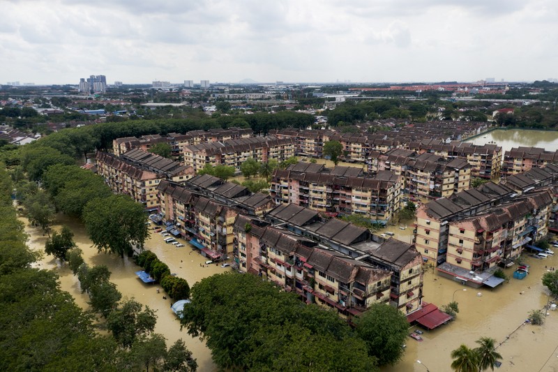 Aerial view shows vehicles submerged in flood waters at Shah Alam's Taman Sri Muda neighbourhood, one of the worst hit Pemandangan udara menunjukkan kendaraan terendam banjir di lingkungan Taman Sri Muda Shah Alam, salah satu daerah yang paling parah dilanda di negara bagian Selangor, Malaysia. (REUTERS/STRINGER)