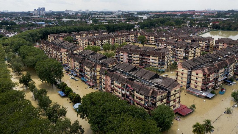 Aerial view shows vehicles submerged in flood waters at Shah Alam's Taman Sri Muda neighbourhood, one of the worst hit Pemandangan udara menunjukkan kendaraan terendam banjir di lingkungan Taman Sri Muda Shah Alam, salah satu daerah yang paling parah dilanda di negara bagian Selangor, Malaysia. (REUTERS/STRINGER)