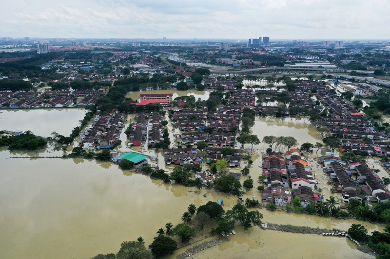 Aerial view shows vehicles submerged in flood waters at Shah Alam's Taman Sri Muda neighbourhood, one of the worst hit Pemandangan udara menunjukkan kendaraan terendam banjir di lingkungan Taman Sri Muda Shah Alam, salah satu daerah yang paling parah dilanda di negara bagian Selangor, Malaysia. (REUTERS/STRINGER)