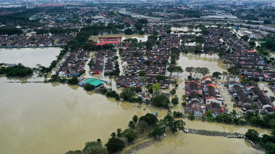Aerial view shows vehicles submerged in flood waters at Shah Alam's Taman Sri Muda neighbourhood, one of the worst hit Pemandangan udara menunjukkan kendaraan terendam banjir di lingkungan Taman Sri Muda Shah Alam, salah satu daerah yang paling parah dilanda di negara bagian Selangor, Malaysia. (REUTERS/STRINGER)