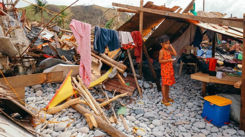 Dampak Topan Rai di kota Surigao. (via REUTERS/JILSON TIU/GREENPEACE)