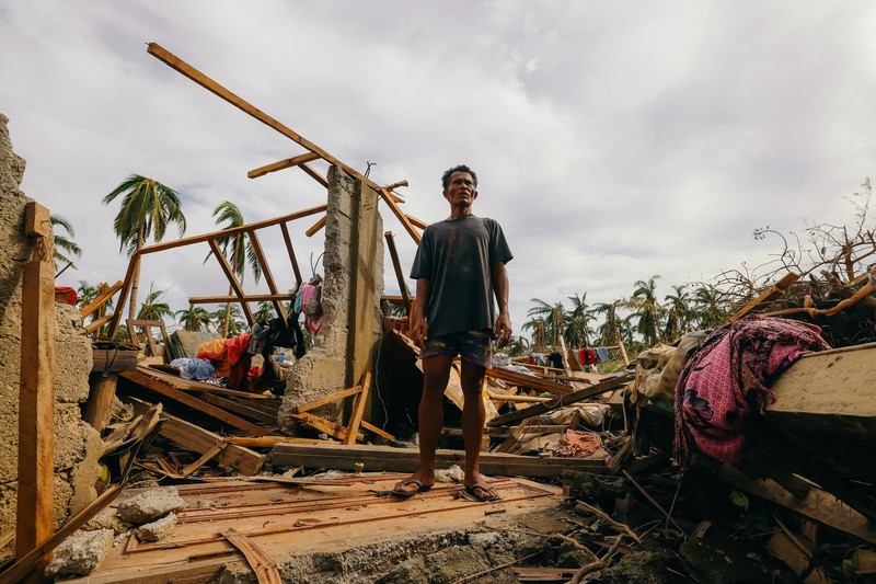 Dampak Topan Rai di kota Surigao. (via REUTERS/JILSON TIU/GREENPEACE)