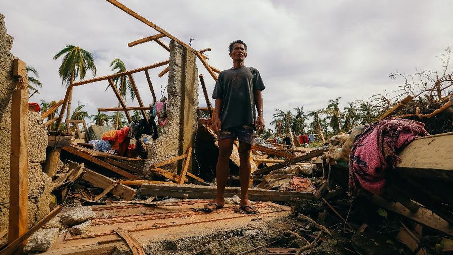 Dampak Topan Rai di kota Surigao. (via REUTERS/JILSON TIU/GREENPEACE)