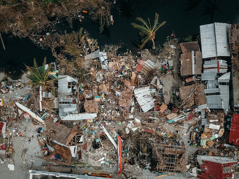 Dampak Topan Rai di kota Surigao. (via REUTERS/JILSON TIU/GREENPEACE)