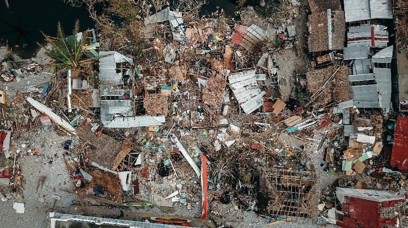 Dampak Topan Rai di kota Surigao. (via REUTERS/JILSON TIU/GREENPEACE)