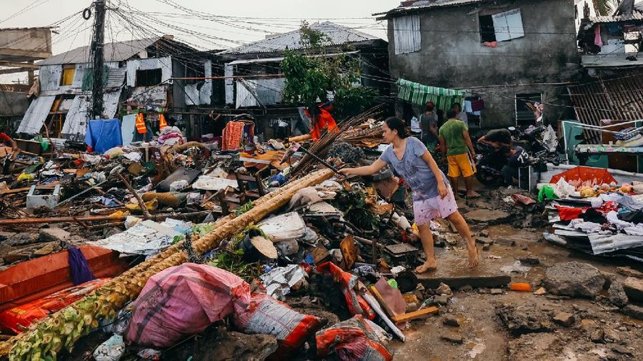 Dampak Topan Rai di kota Surigao. (via REUTERS/JILSON TIU/GREENPEACE)