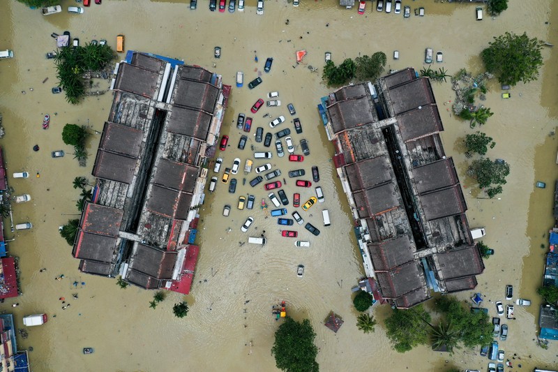 Aerial view shows vehicles submerged in flood waters at Shah Alam's Taman Sri Muda neighbourhood, one of the worst hit Pemandangan udara menunjukkan kendaraan terendam banjir di lingkungan Taman Sri Muda Shah Alam, salah satu daerah yang paling parah dilanda di negara bagian Selangor, Malaysia. (REUTERS/STRINGER)