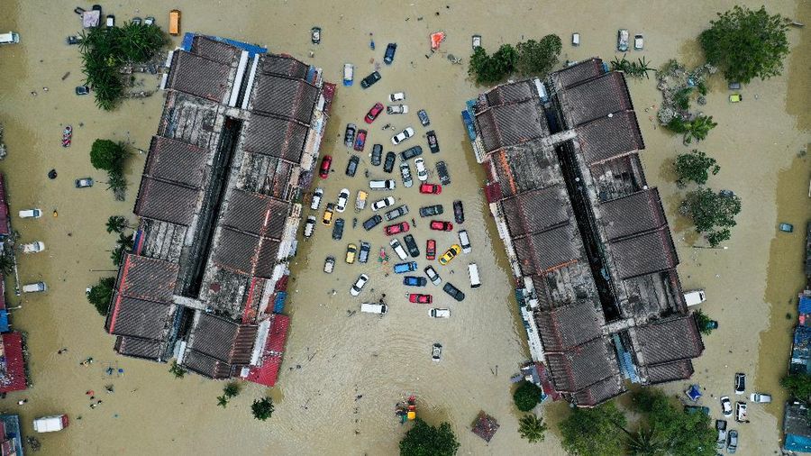 Aerial view shows vehicles submerged in flood waters at Shah Alam's Taman Sri Muda neighbourhood, one of the worst hit Pemandangan udara menunjukkan kendaraan terendam banjir di lingkungan Taman Sri Muda Shah Alam, salah satu daerah yang paling parah dilanda di negara bagian Selangor, Malaysia. (REUTERS/STRINGER)