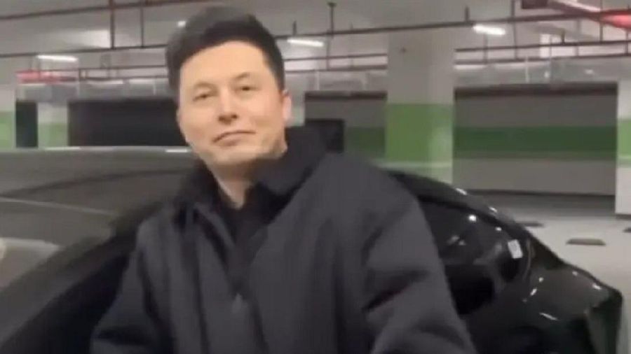 Seorang pria dari Suzhou, Provinsi Jiangsu, China Timur, mendapatkan ketenaran di media sosial China karena netizen menganggapnya sangat mirip dengan orang terkaya di dunia, Elon Musk. (Tangkapan Layar via Sina Weibo)