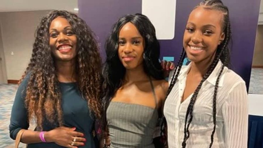Sister Cynthia Gentry, 23, dan Imani Gentry, 19, bersama ibu mereka, Brenda Gentry, 46. (Tangkapn layar Courtesy of Brenda Gentry)