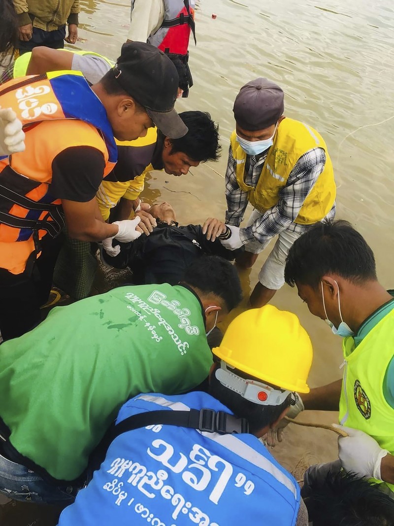 Tim penyelamat membawa mayat korban dalam tanah longsor dari daerah penambangan batu giok di Hpakant, negara bagian Kachin, Myanmar utara (AP Photo) Tim penyelamat membawa mayat korban dalam tanah longsor dari daerah penambangan batu giok di Hpakant, negara bagian Kachin, Myanmar utara (AP Photo)
