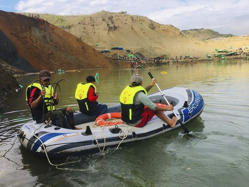 Tim penyelamat membawa mayat korban dalam tanah longsor dari daerah penambangan batu giok di Hpakant, negara bagian Kachin, Myanmar utara (AP Photo) Tim penyelamat membawa mayat korban dalam tanah longsor dari daerah penambangan batu giok di Hpakant, negara bagian Kachin, Myanmar utara (AP Photo)