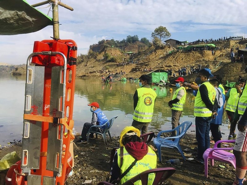 Tim penyelamat membawa mayat korban dalam tanah longsor dari daerah penambangan batu giok di Hpakant, negara bagian Kachin, Myanmar utara (AP Photo) Tim penyelamat membawa mayat korban dalam tanah longsor dari daerah penambangan batu giok di Hpakant, negara bagian Kachin, Myanmar utara (AP Photo)