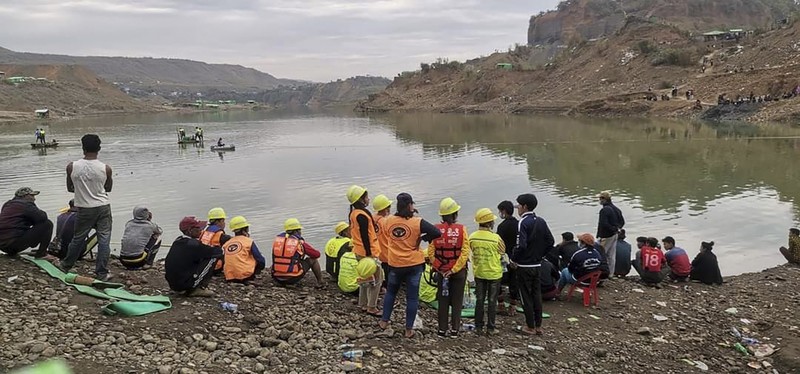 Tim penyelamat membawa mayat korban dalam tanah longsor dari daerah penambangan batu giok di Hpakant, negara bagian Kachin, Myanmar utara (AP Photo) Tim penyelamat membawa mayat korban dalam tanah longsor dari daerah penambangan batu giok di Hpakant, negara bagian Kachin, Myanmar utara (AP Photo)