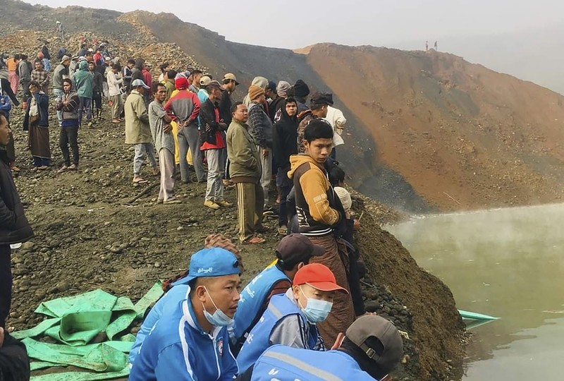 Tim penyelamat membawa mayat korban dalam tanah longsor dari daerah penambangan batu giok di Hpakant, negara bagian Kachin, Myanmar utara (AP Photo) Tim penyelamat membawa mayat korban dalam tanah longsor dari daerah penambangan batu giok di Hpakant, negara bagian Kachin, Myanmar utara (AP Photo)