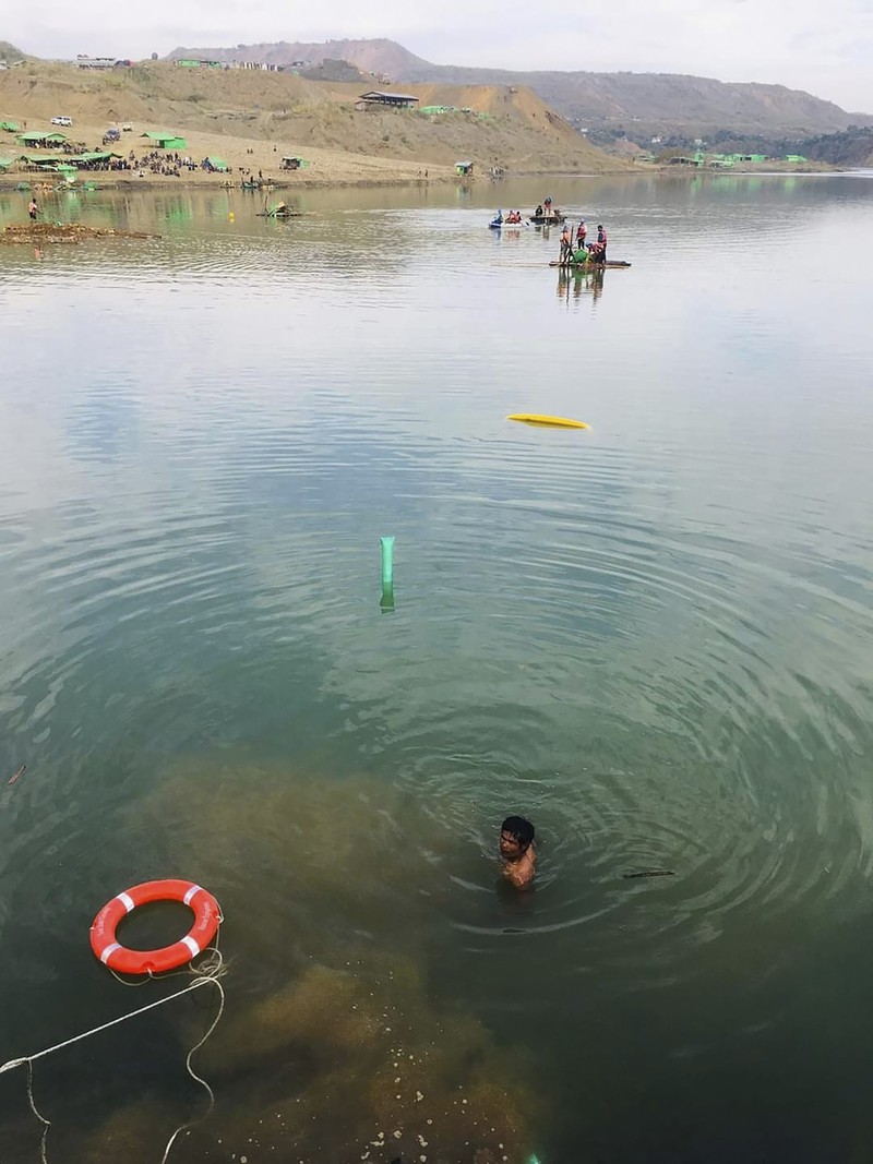 Tim penyelamat membawa mayat korban dalam tanah longsor dari daerah penambangan batu giok di Hpakant, negara bagian Kachin, Myanmar utara (AP Photo) Tim penyelamat membawa mayat korban dalam tanah longsor dari daerah penambangan batu giok di Hpakant, negara bagian Kachin, Myanmar utara (AP Photo)