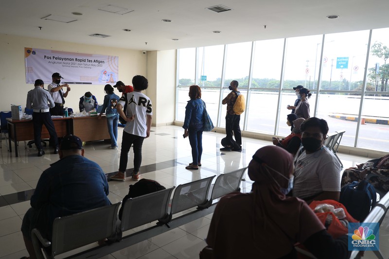Calon penumpang menunggu kedatangan bus AKAP di Terminal Terpadu Pulo Gebang, Jakarta, Kamis (23/12/2021). (CNBC Indonesia/Muhammad Sabki) Calon penumpang menunggu kedatangan bus AKAP di Terminal Terpadu Pulo Gebang, Jakarta, Kamis (23/12/2021). (CNBC Indonesia/Muhammad Sabki)