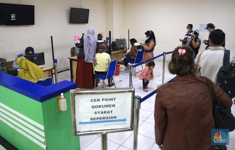 Calon penumpang menunggu kedatangan bus AKAP di Terminal Terpadu Pulo Gebang, Jakarta, Kamis (23/12/2021). (CNBC Indonesia/Muhammad Sabki) Calon penumpang menunggu kedatangan bus AKAP di Terminal Terpadu Pulo Gebang, Jakarta, Kamis (23/12/2021). (CNBC Indonesia/Muhammad Sabki)