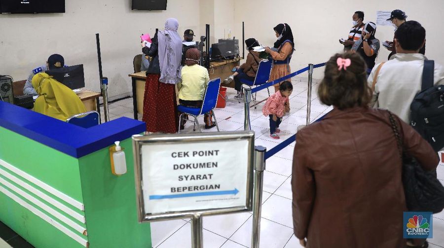 Calon penumpang menunggu kedatangan bus AKAP di Terminal Terpadu Pulo Gebang, Jakarta, Kamis (23/12/2021). (CNBC Indonesia/Muhammad Sabki)