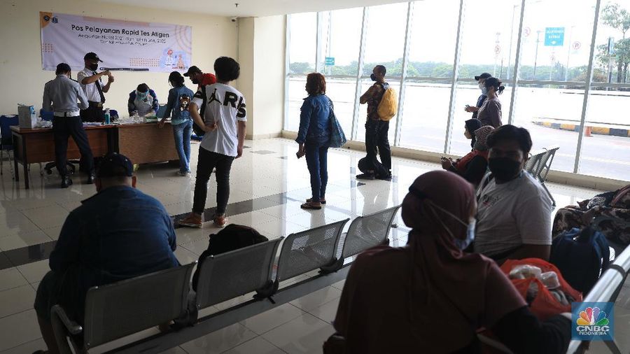 Calon penumpang menunggu kedatangan bus AKAP di Terminal Terpadu Pulo Gebang, Jakarta, Kamis (23/12/2021). (CNBC Indonesia/Muhammad Sabki)