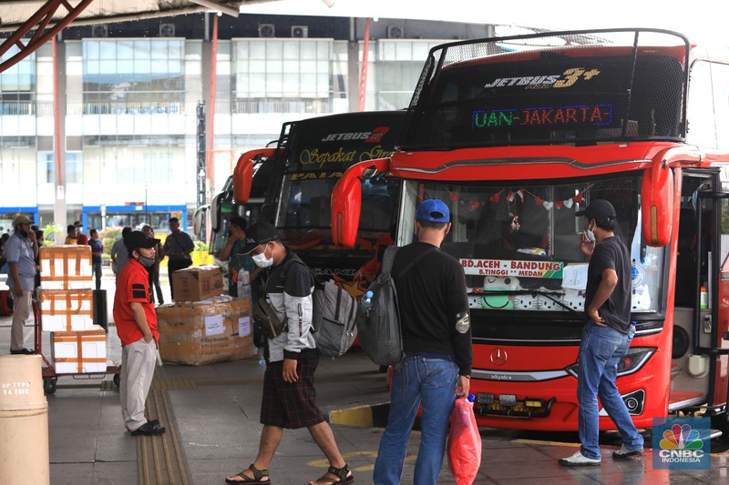 Calon penumpang menunggu kedatangan bus AKAP di Terminal Terpadu Pulo Gebang, Jakarta, Kamis (23/12/2021). (CNBC Indonesia/Muhammad Sabki) Calon penumpang menunggu kedatangan bus AKAP di Terminal Terpadu Pulo Gebang, Jakarta, Kamis (23/12/2021). (CNBC Indonesia/Muhammad Sabki)