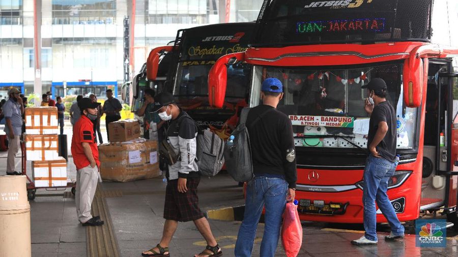 Calon penumpang menunggu kedatangan bus AKAP di Terminal Terpadu Pulo Gebang, Jakarta, Kamis (23/12/2021). (CNBC Indonesia/Muhammad Sabki)
