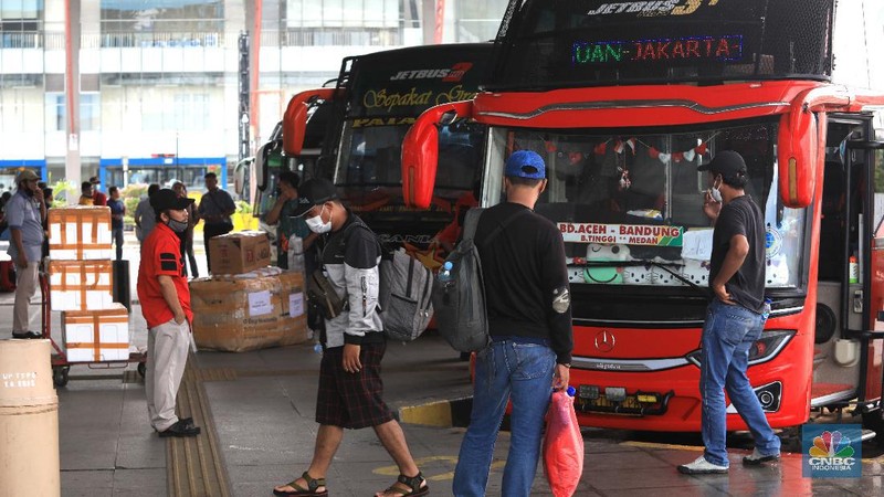 Calon penumpang menunggu kedatangan bus AKAP di Terminal Terpadu Pulo Gebang, Jakarta, Kamis (23/12/2021). (CNBC Indonesia/Muhammad Sabki)