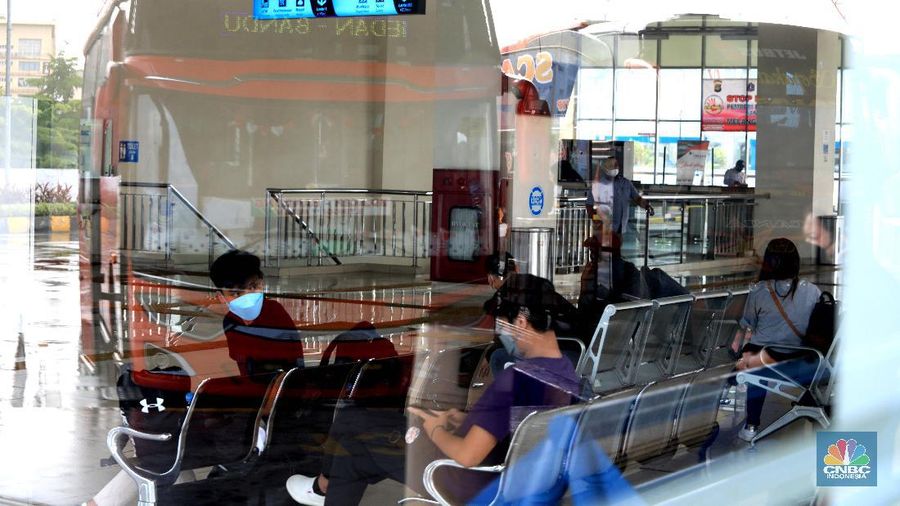 Calon penumpang menunggu kedatangan bus AKAP di Terminal Terpadu Pulo Gebang, Jakarta, Kamis (23/12/2021). (CNBC Indonesia/Muhammad Sabki)