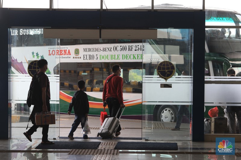 Calon penumpang menunggu kedatangan bus AKAP di Terminal Terpadu Pulo Gebang, Jakarta, Kamis (23/12/2021). (CNBC Indonesia/Muhammad Sabki) Calon penumpang menunggu kedatangan bus AKAP di Terminal Terpadu Pulo Gebang, Jakarta, Kamis (23/12/2021). (CNBC Indonesia/Muhammad Sabki)