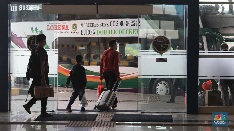 Calon penumpang menunggu kedatangan bus AKAP di Terminal Terpadu Pulo Gebang, Jakarta, Kamis (23/12/2021). (CNBC Indonesia/Muhammad Sabki)
