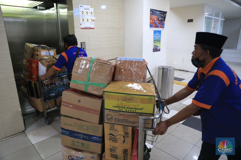 Calon penumpang menunggu kedatangan bus AKAP di Terminal Terpadu Pulo Gebang, Jakarta, Kamis (23/12/2021). (CNBC Indonesia/Muhammad Sabki) Calon penumpang menunggu kedatangan bus AKAP di Terminal Terpadu Pulo Gebang, Jakarta, Kamis (23/12/2021). (CNBC Indonesia/Muhammad Sabki)