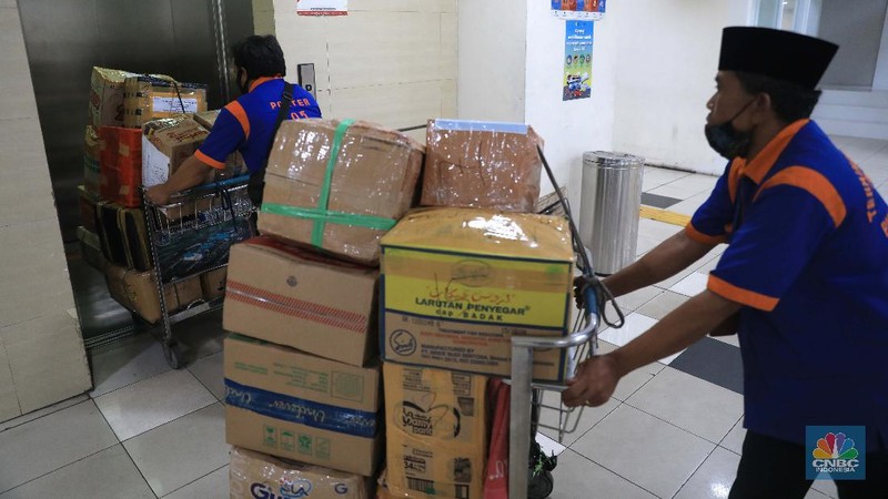 Calon penumpang menunggu kedatangan bus AKAP di Terminal Terpadu Pulo Gebang, Jakarta, Kamis (23/12/2021). (CNBC Indonesia/Muhammad Sabki)