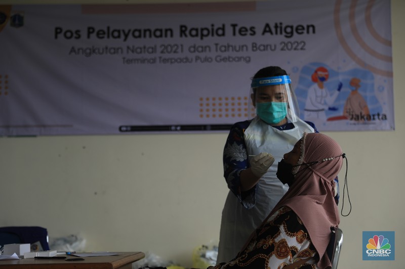 Calon penumpang menunggu kedatangan bus AKAP di Terminal Terpadu Pulo Gebang, Jakarta, Kamis (23/12/2021). (CNBC Indonesia/Muhammad Sabki) Calon penumpang menunggu kedatangan bus AKAP di Terminal Terpadu Pulo Gebang, Jakarta, Kamis (23/12/2021). (CNBC Indonesia/Muhammad Sabki)