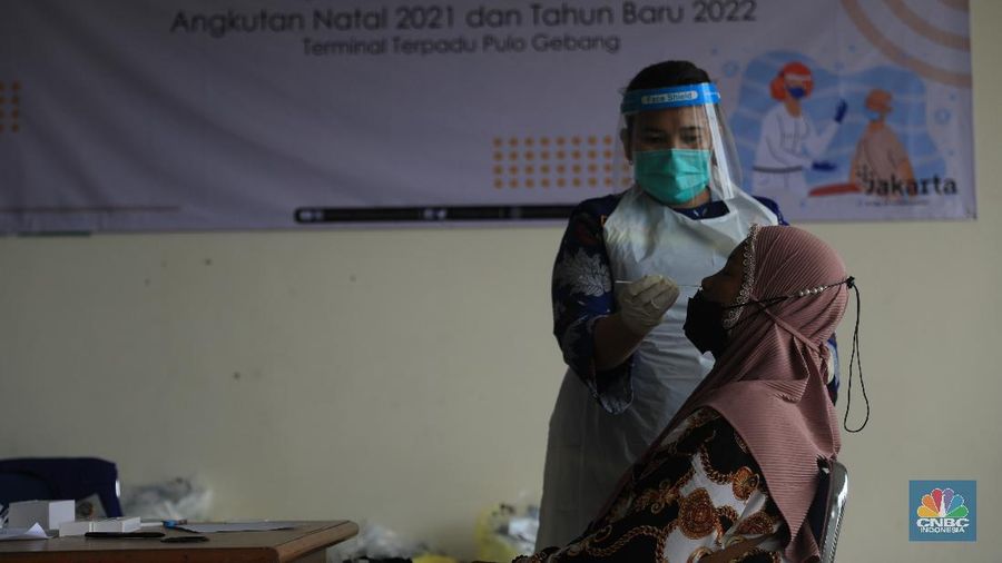 Calon penumpang menunggu kedatangan bus AKAP di Terminal Terpadu Pulo Gebang, Jakarta, Kamis (23/12/2021). (CNBC Indonesia/Muhammad Sabki)
