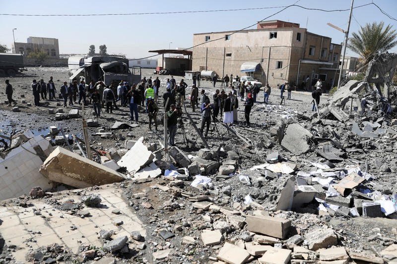 Koalisi militer pimpinan Arab Saudi meluncurkan serangan udara menargetkan bandara internasional Sanaa, Yaman. (REUTERS/KHALED ABDULLAH)