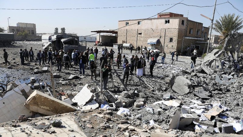 Koalisi militer pimpinan Arab Saudi meluncurkan serangan udara menargetkan bandara internasional Sanaa, Yaman. (REUTERS/KHALED ABDULLAH)