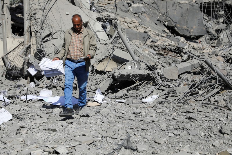 Koalisi militer pimpinan Arab Saudi meluncurkan serangan udara menargetkan bandara internasional Sanaa, Yaman. (REUTERS/KHALED ABDULLAH)