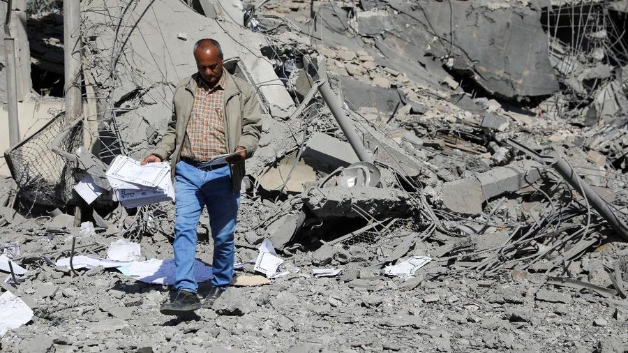 Koalisi militer pimpinan Arab Saudi meluncurkan serangan udara menargetkan bandara internasional Sanaa, Yaman. (REUTERS/KHALED ABDULLAH)
