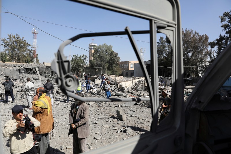 Koalisi militer pimpinan Arab Saudi meluncurkan serangan udara menargetkan bandara internasional Sanaa, Yaman. (REUTERS/KHALED ABDULLAH)